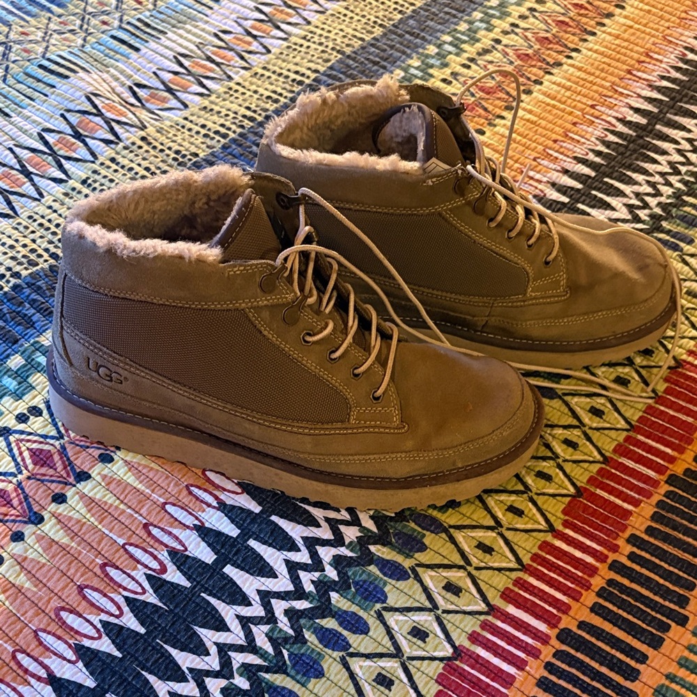 UGG Men’s Chestnut Brown Sherpa-Lined Chukka Boots
